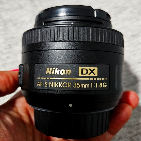 35mm f/1.8G Lens with Auto Focus - Picture 1 of 5